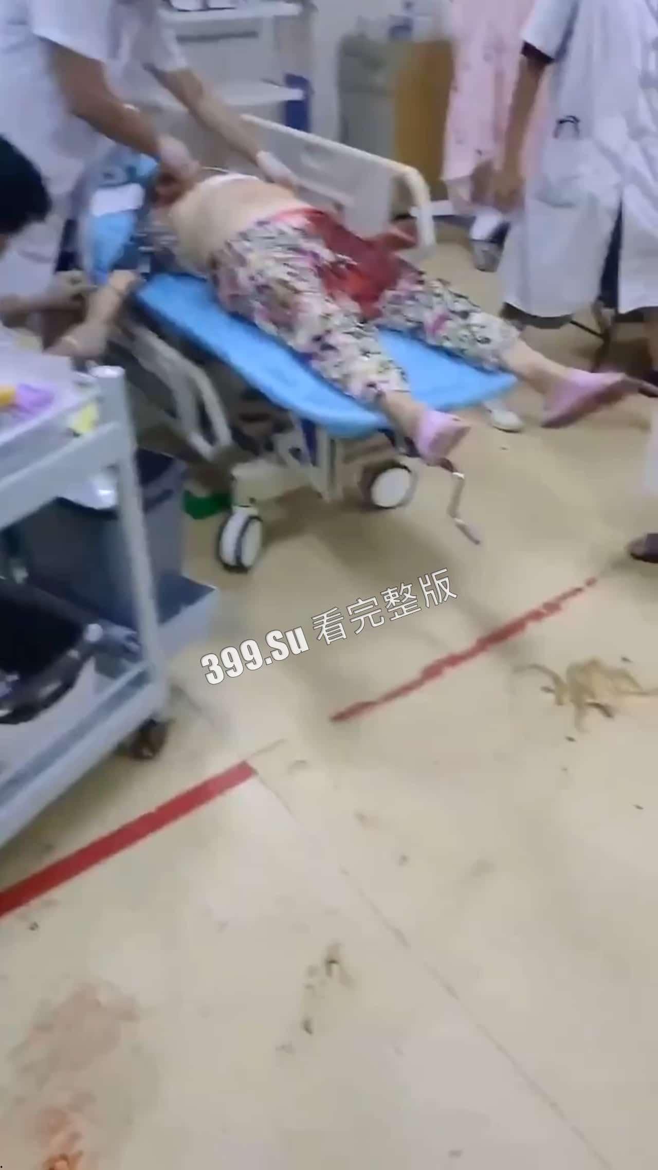 6.30晚 海南 疯子街头随机砍人事件 连捅12人 七岁小孩都不放过  被路人合力抓住时还口出狂言-3