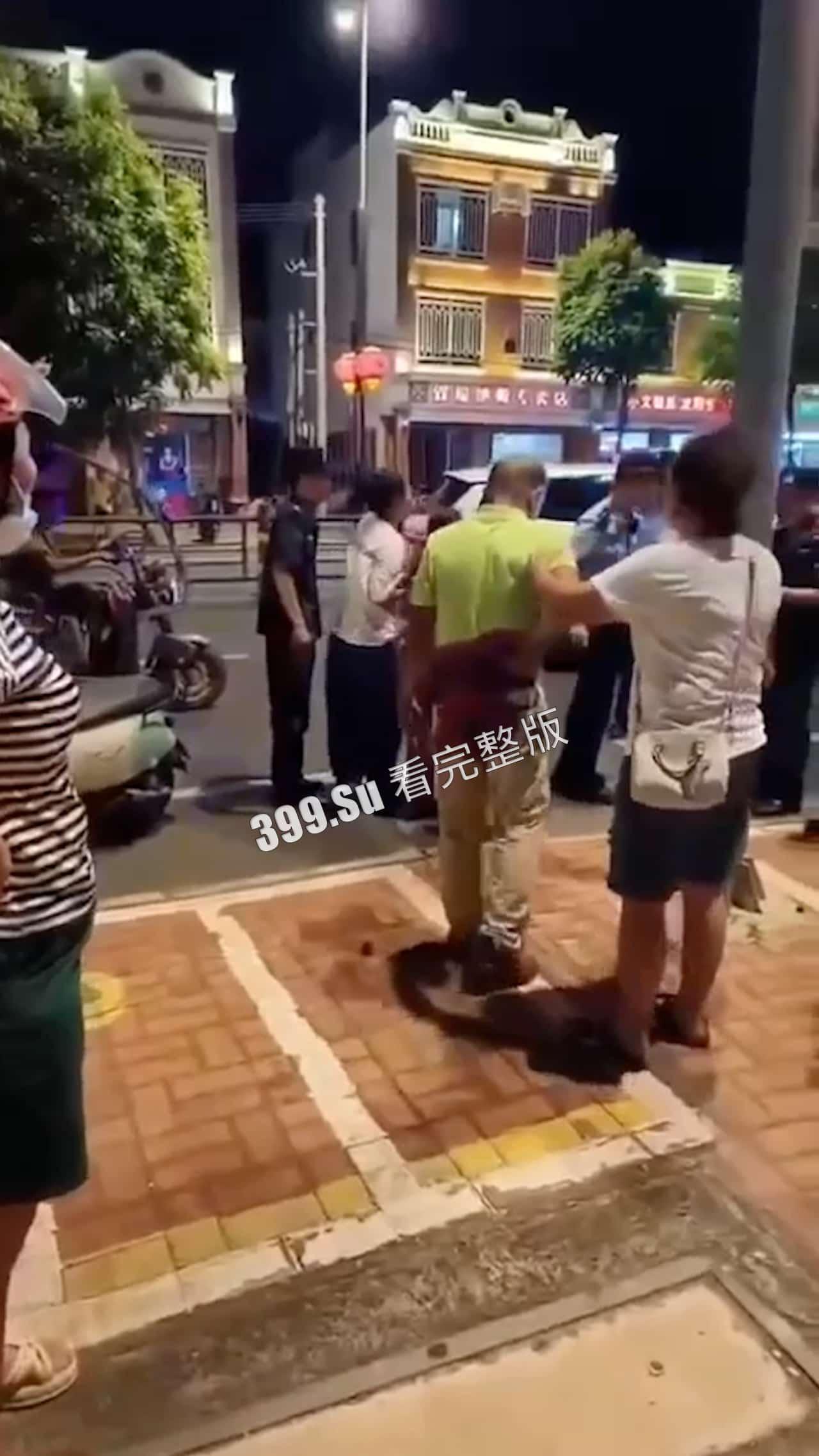 6.30晚 海南 疯子街头随机砍人事件 连捅12人 七岁小孩都不放过  被路人合力抓住时还口出狂言-4