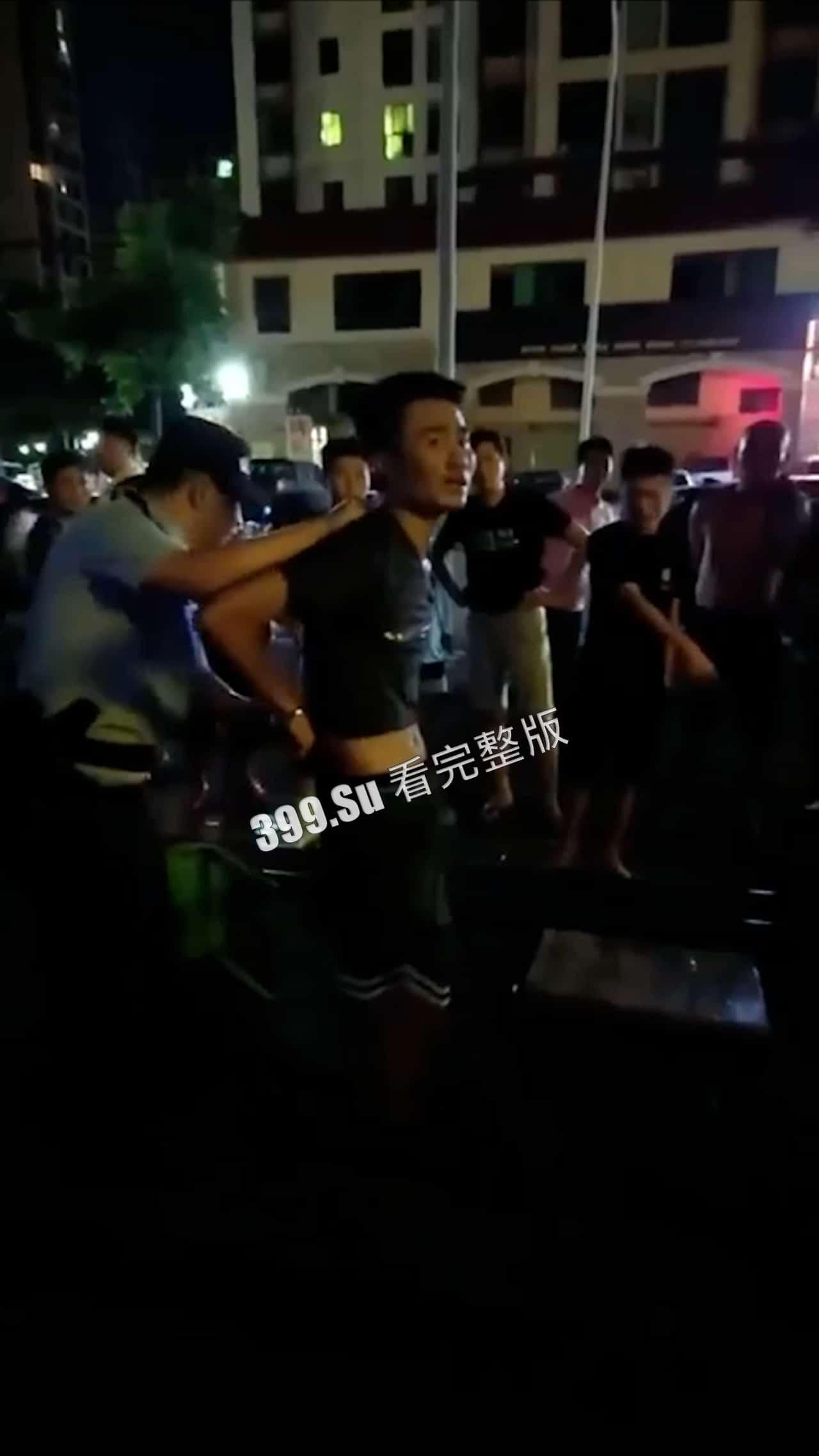 6.30晚 海南 疯子街头随机砍人事件 连捅12人 七岁小孩都不放过  被路人合力抓住时还口出狂言-6