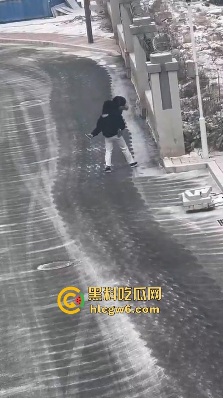 河南政法大学情侣闹脾气 女生一气之下当众脱衣 奶罩乱飞脱裤露逼 男友吓坏了 吃瓜群众看乐了！-8