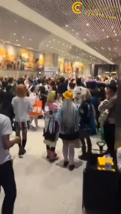 成都动漫展爆冲突，作者涉嫌洗白731部队罪行，cos男子被围堵怒摘假发，现场群情激愤唱爱国歌 ！-1