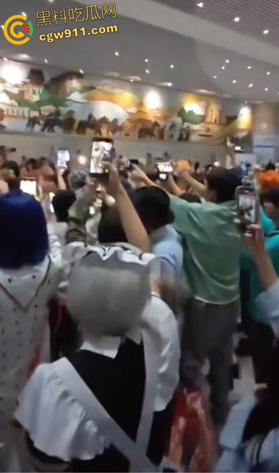 成都动漫展爆冲突，作者涉嫌洗白731部队罪行，cos男子被围堵怒摘假发，现场群情激愤唱爱国歌 ！-5