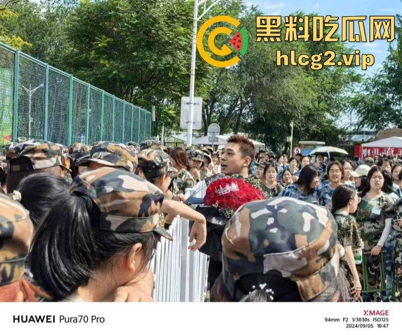 从震惊到无语:男生手捧玫瑰表白男教官 当街牵手惹众人激动跳脚!-2