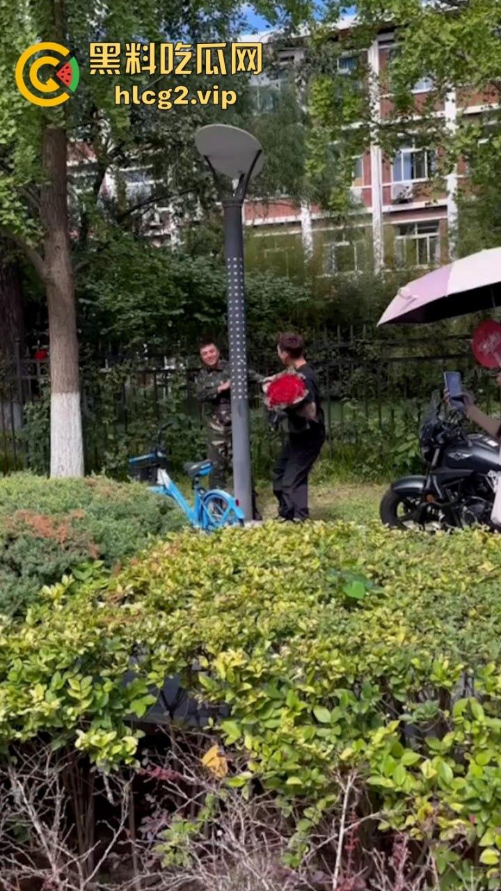 从震惊到无语:男生手捧玫瑰表白男教官 当街牵手惹众人激动跳脚!-6