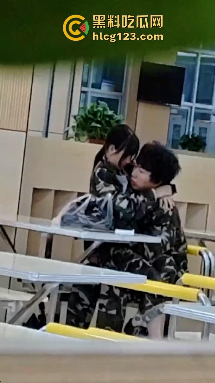 大一新生军训间隙在食堂亲亲我我又舔又摸 这是把食堂当酒店了吗！-4