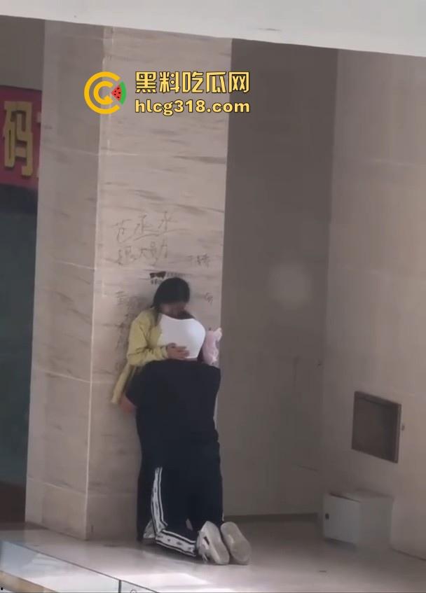 孩子这么大还没有断奶？淫荡小情侣商场角落在线吃奶，下跪头埋胸狂舔大奶，可能孩子真饿了！-9