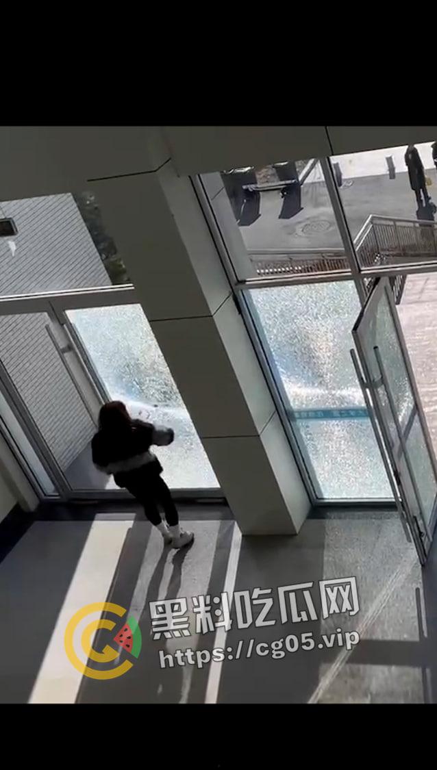 女子十年前因其他人师生恋躺枪被开除 十年内后越想越气回来把学校玻璃全砸了 十年前爱答不理 十年后我重锤出击-1