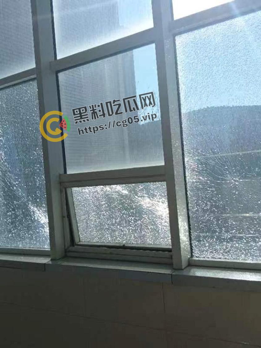 女子十年前因其他人师生恋躺枪被开除 十年内后越想越气回来把学校玻璃全砸了 十年前爱答不理 十年后我重锤出击-2