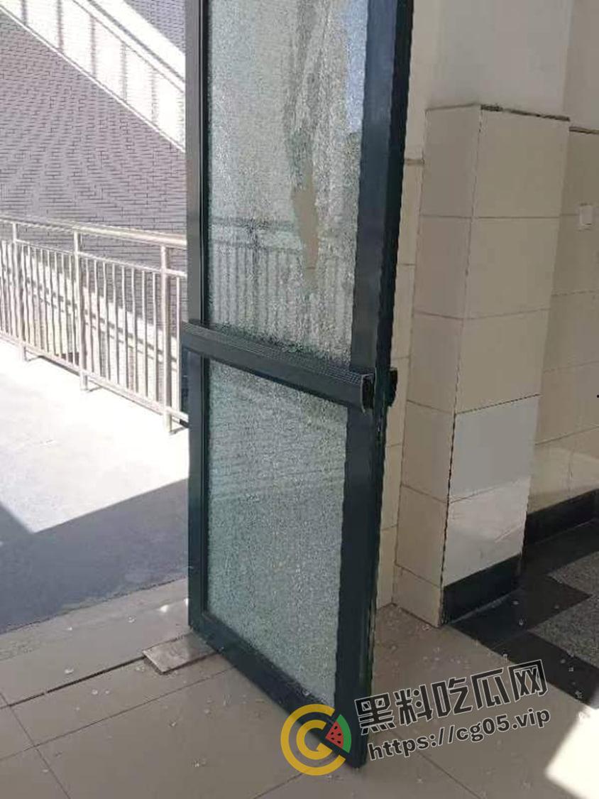 女子十年前因其他人师生恋躺枪被开除 十年内后越想越气回来把学校玻璃全砸了 十年前爱答不理 十年后我重锤出击-3