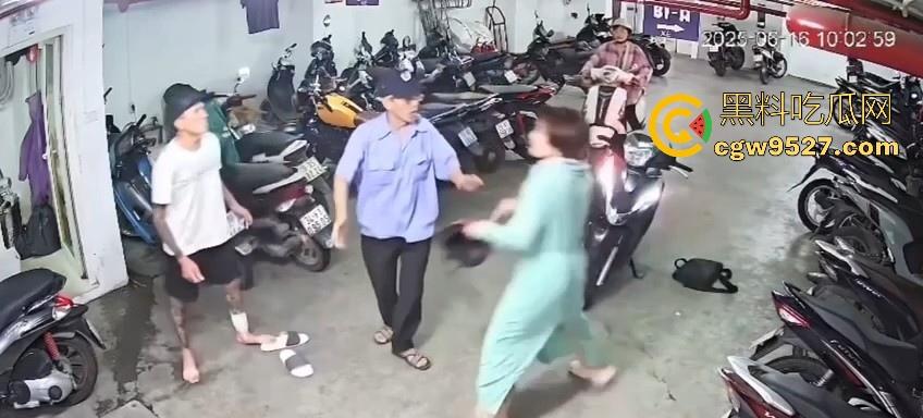 越南停车场一纹身男挑衅一女生，没想到的是女生是练MMA，纹身男被暴揍倒地不起，这哥们可真是踢到钢板了！-2