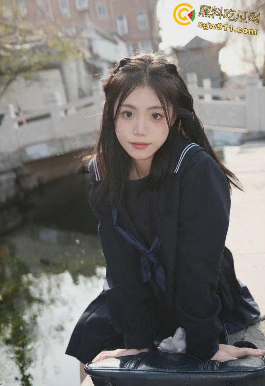 青岛大学嫩妹【杨紫馨】,JK制服女上疯狂扭臀,蜜桃臀被炮友大屌猛干,高潮瘫软娇喘不断,肉臀撞得啪啪响!-1