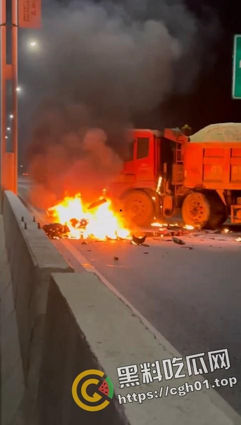 摩托车女骑士装上大货车 小腿直接断掉 现场血腥画面流出-6