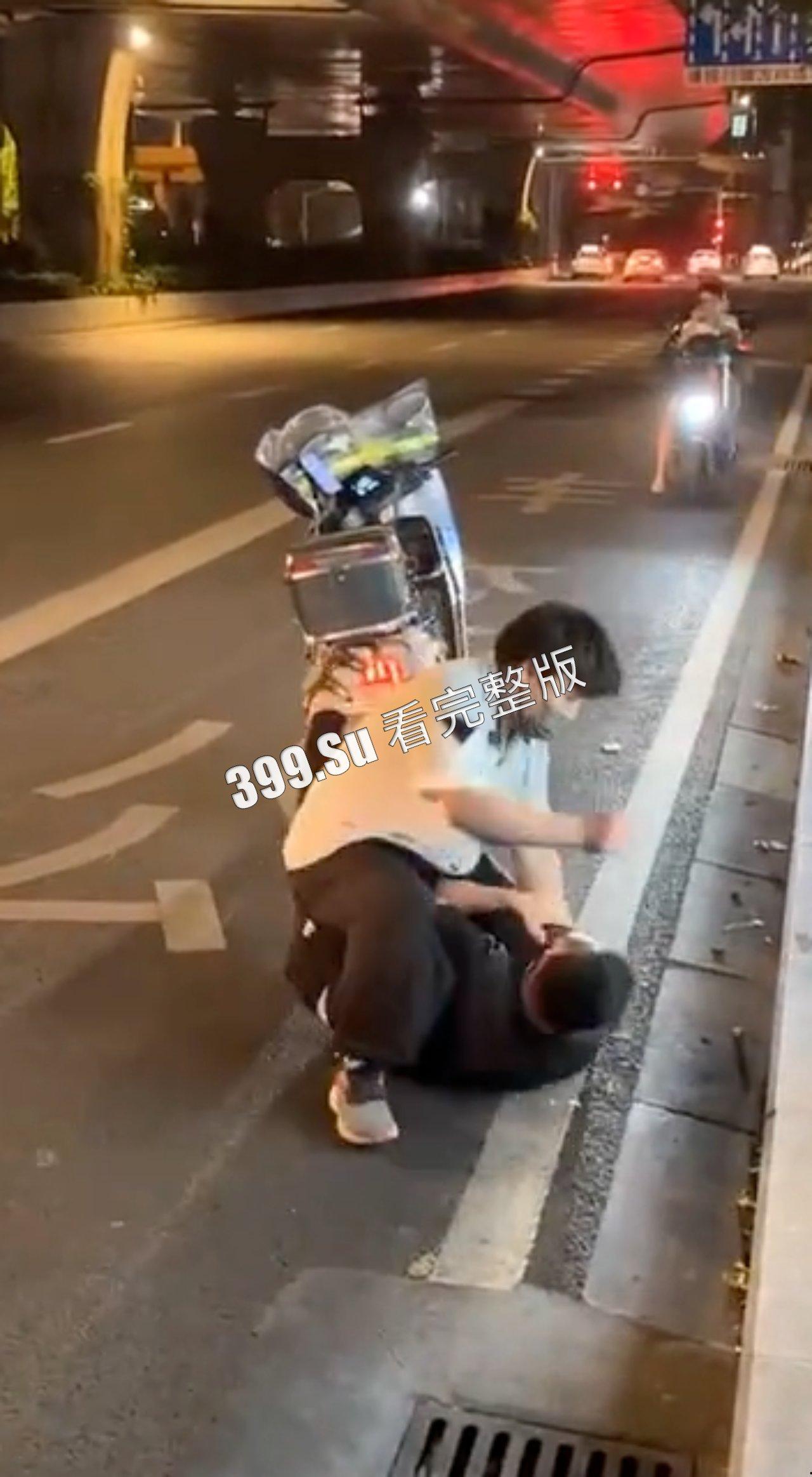 打架 互殴 解压   还是看女人打架养眼  扯头发扯胸罩  奶子一下就蹦出来了（五）-8