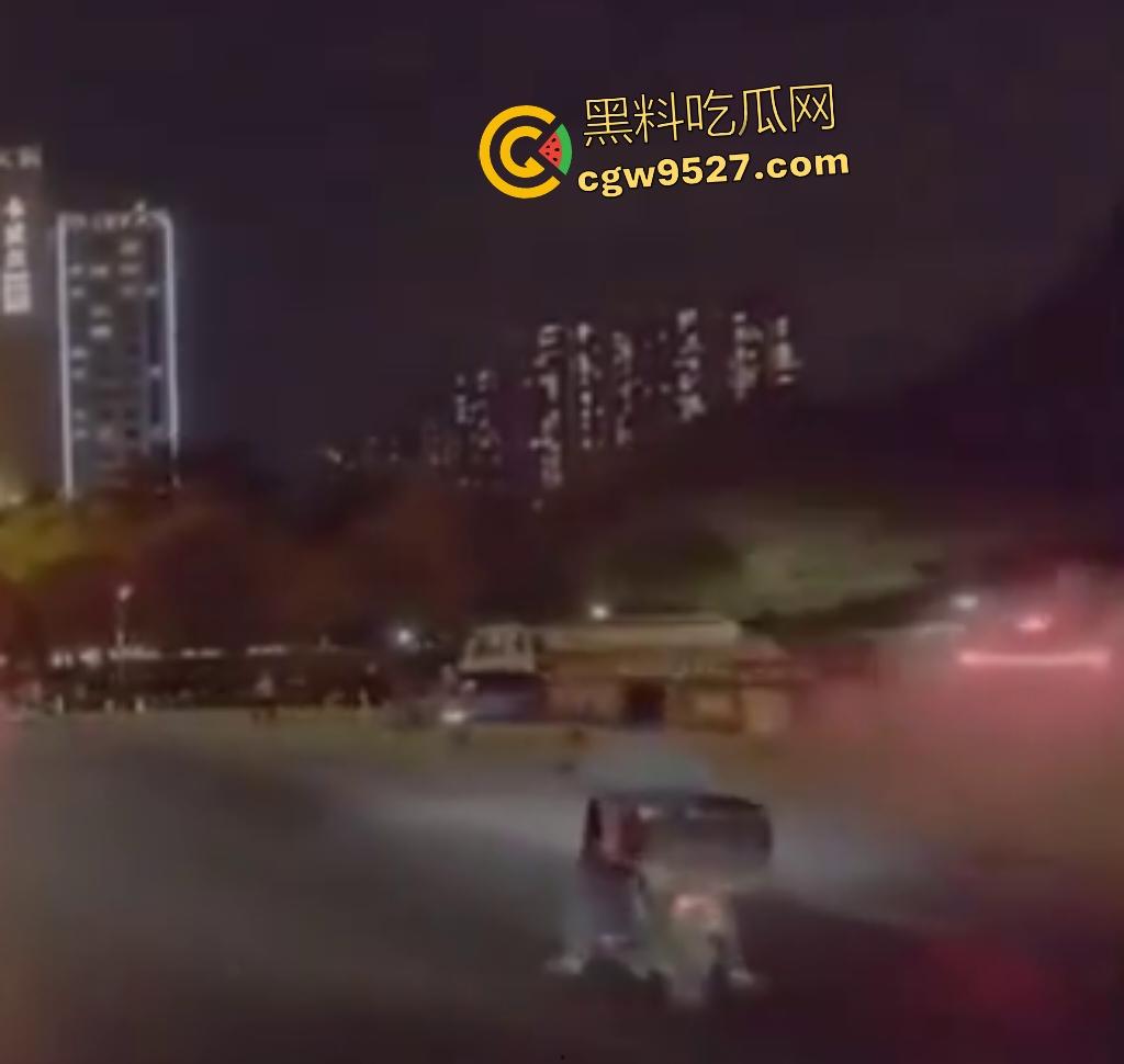 9月2日晚上广州海珠鹤洞桥底，合创汽车开智驾直接冲撞行人，连幼童都撞飞了，这智驾怕不是失了智吧？-3