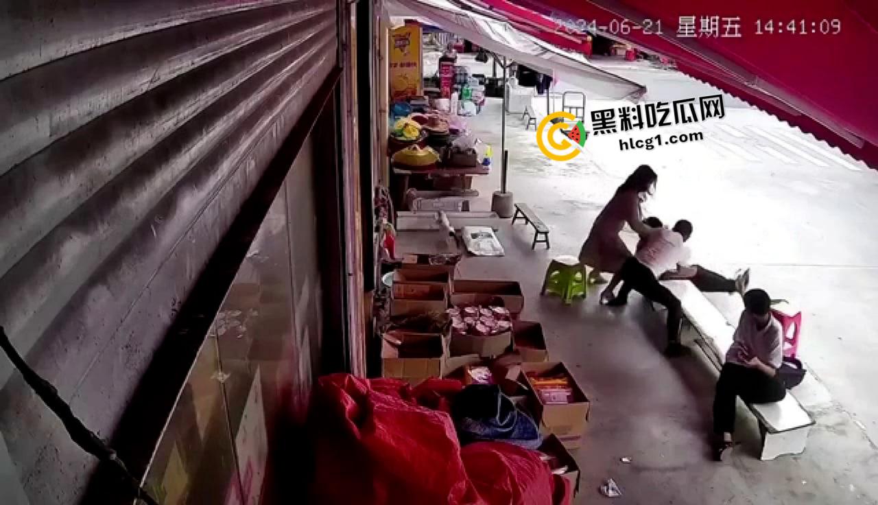 最猛刀仔! 连砍两人 刀被卡进骨头里都要拧出来 现场无码监控流出 太吓人了-1