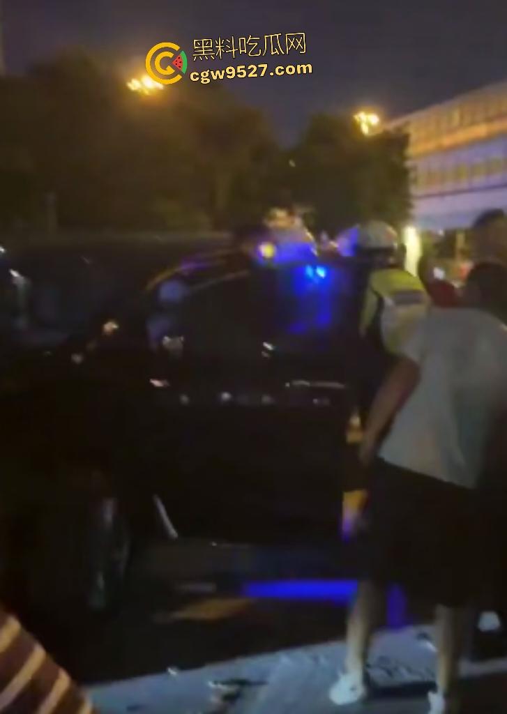 9月2日晚上广州海珠鹤洞桥底，合创汽车开智驾直接冲撞行人，连幼童都撞飞了，这智驾怕不是失了智吧？-4