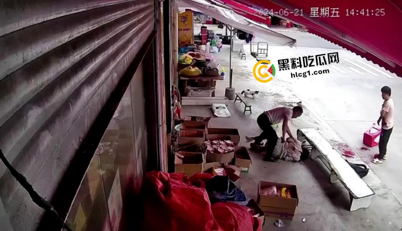 最猛刀仔! 连砍两人 刀被卡进骨头里都要拧出来 现场无码监控流出 太吓人了-2