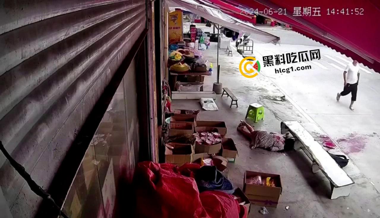 最猛刀仔! 连砍两人 刀被卡进骨头里都要拧出来 现场无码监控流出 太吓人了-3