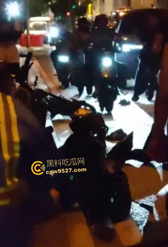 9月2日晚上广州海珠鹤洞桥底，合创汽车开智驾直接冲撞行人，连幼童都撞飞了，这智驾怕不是失了智吧？-8