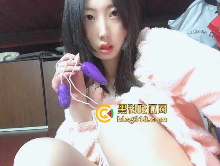 广西职业学院【吴筱楠】清纯学妹为买电脑网上开启付费裸照交易，双跳蛋胡萝卜塞穴任务超刺激！-6