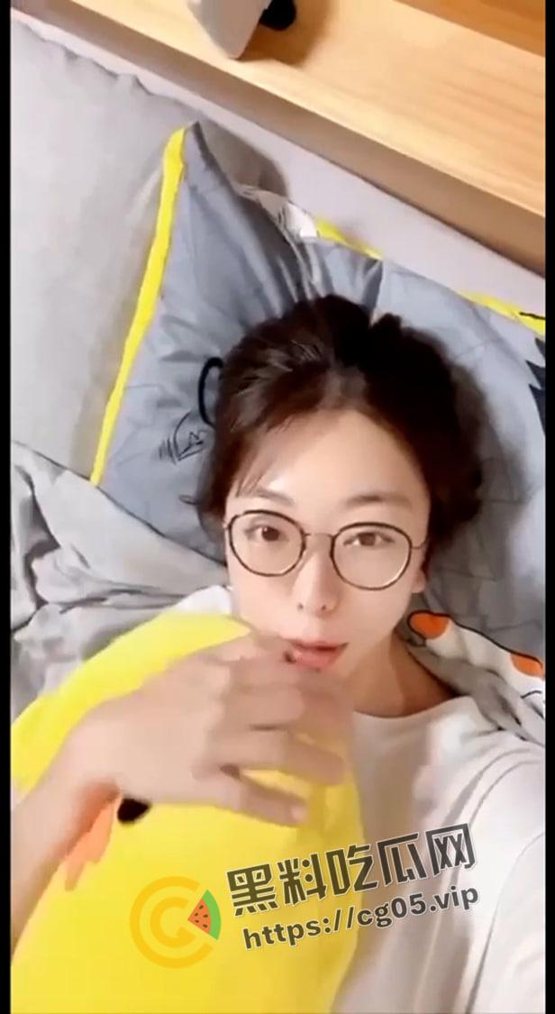 深圳颜射女神【吴梦菲】清纯眼镜反差婊 约会网友玩露出 最喜欢用无辜的大眼睛渴望被射脸上-1