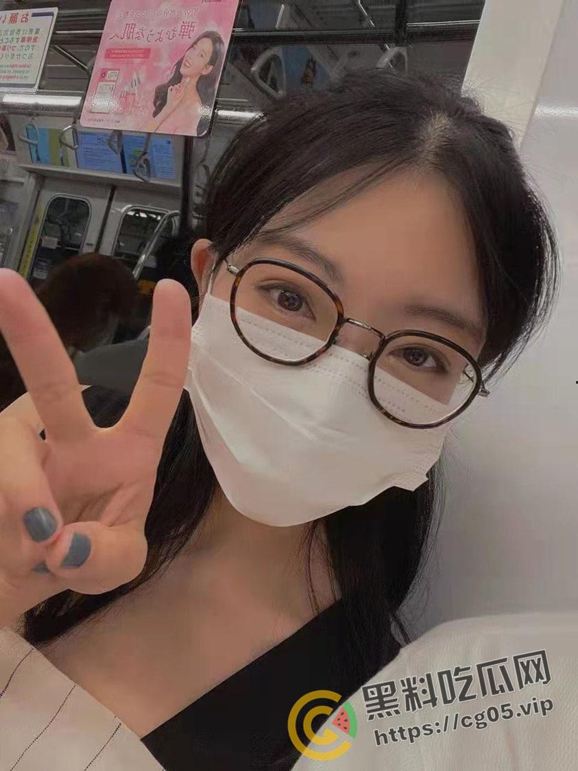 深圳颜射女神【吴梦菲】清纯眼镜反差婊 约会网友玩露出 最喜欢用无辜的大眼睛渴望被射脸上-2