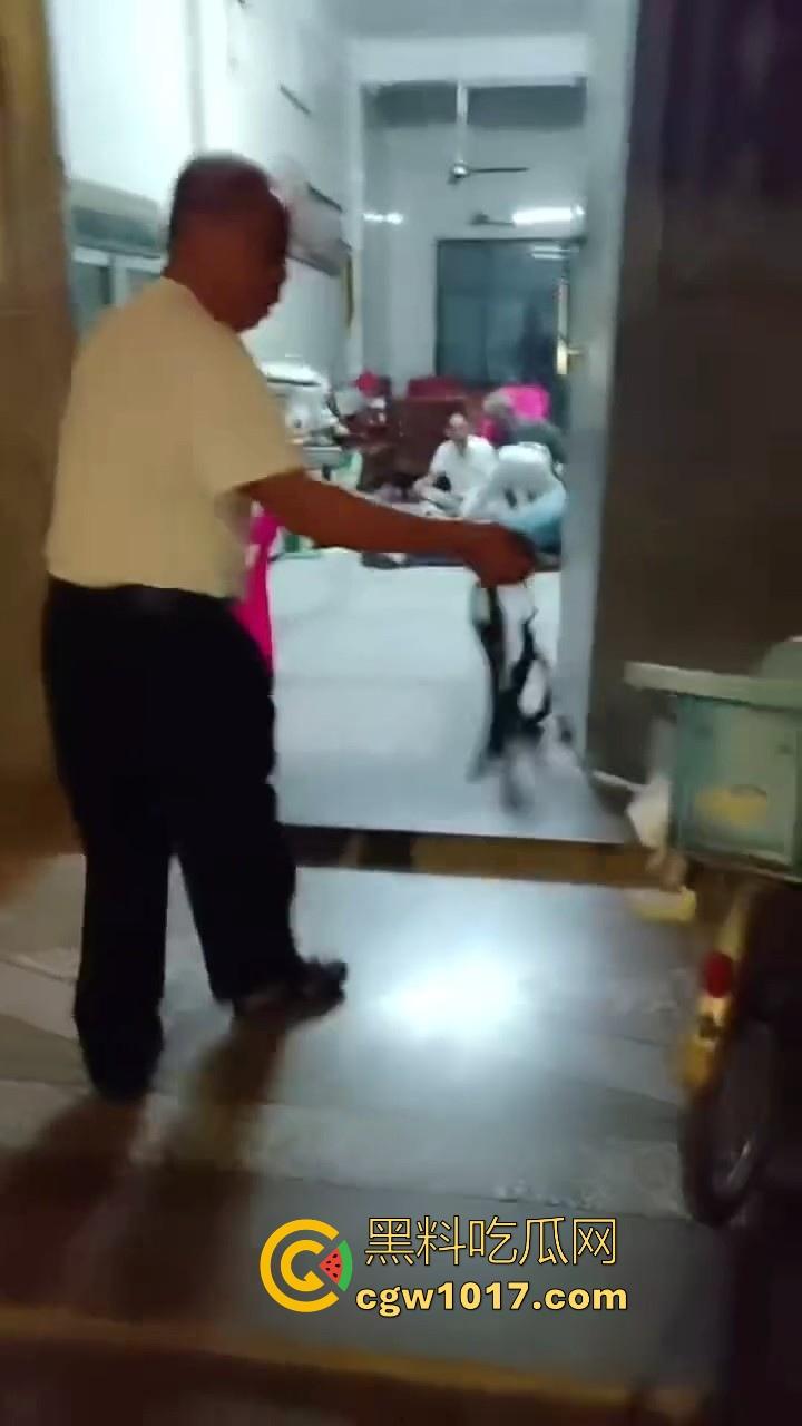 近期广东潮汕发生抢劫案，当街入室犯罪嫌疑人抢金项链跟包，给一群老大爷们合力抓住，现在都什么年代啦还搞这个呀！-1