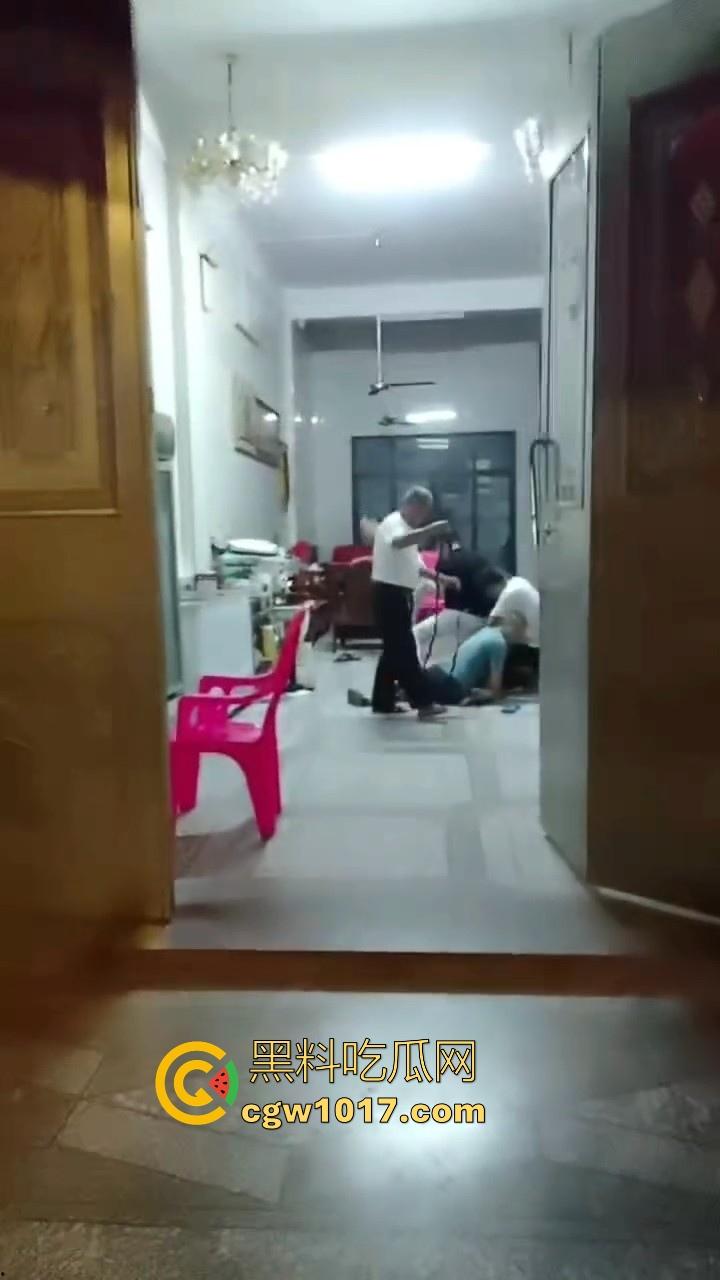 近期广东潮汕发生抢劫案，当街入室犯罪嫌疑人抢金项链跟包，给一群老大爷们合力抓住，现在都什么年代啦还搞这个呀！-2