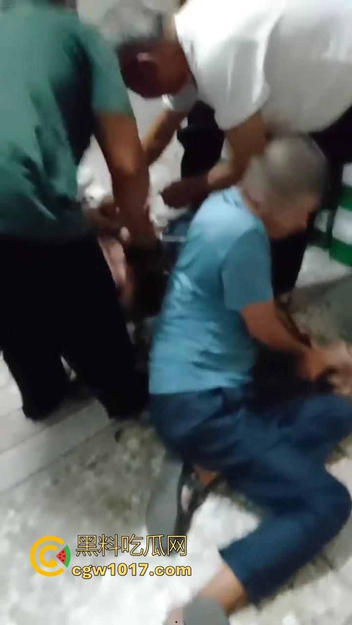 近期广东潮汕发生抢劫案，当街入室犯罪嫌疑人抢金项链跟包，给一群老大爷们合力抓住，现在都什么年代啦还搞这个呀！-3