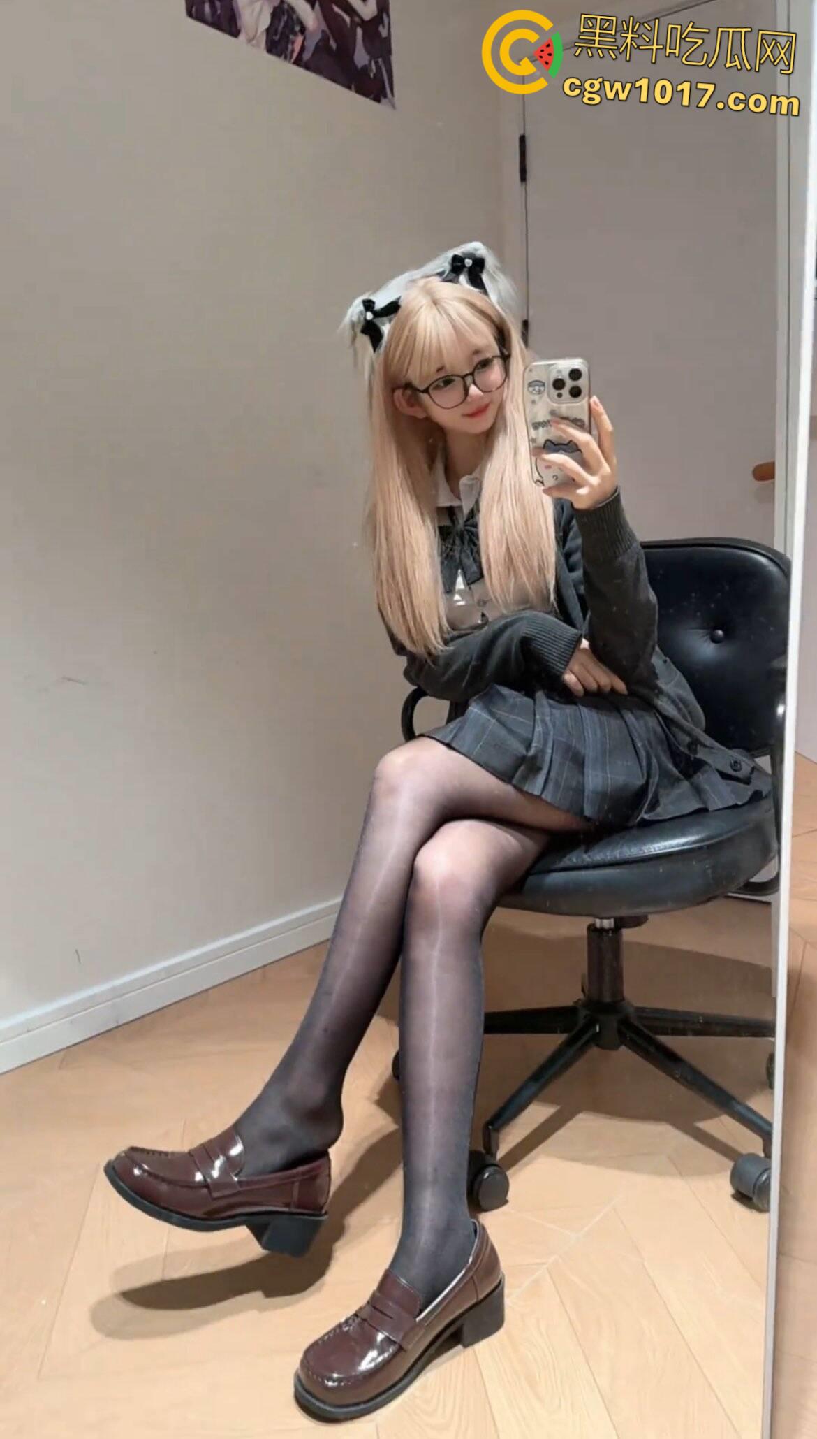 抖音高颜值萝莉【草原一只花】,大尺度露脸私拍流出,JK制服黑丝玉足,娇小身材掀裙挑逗诱惑!-6