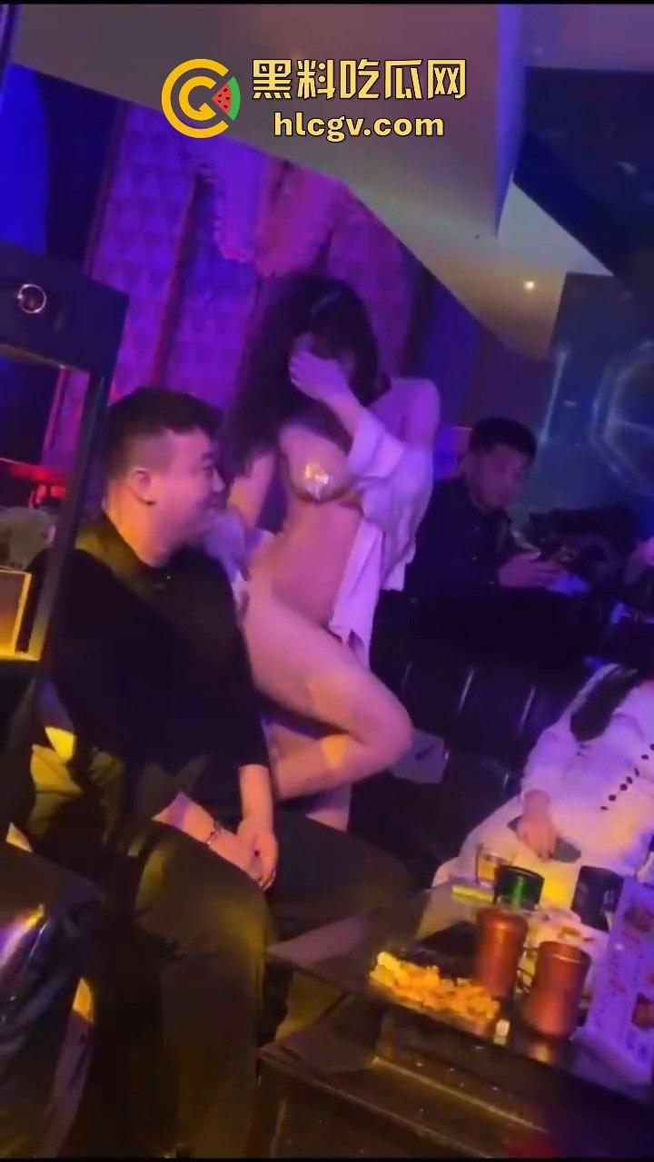 几兄弟酒吧实战,兄弟被妹子逼都蹭脸上了不敢动手!另一边恨不得长两嘴,轮番亲到脸上满是口水!-11