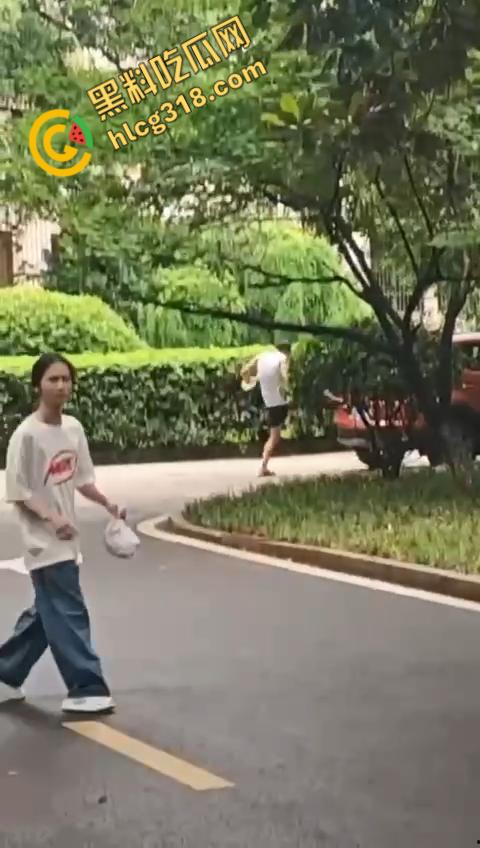 长沙某大学惊魂日,一男子持刀伤人砸车,甚至都惊动特警出警,这到底是恩怨还是精神病 ?-6