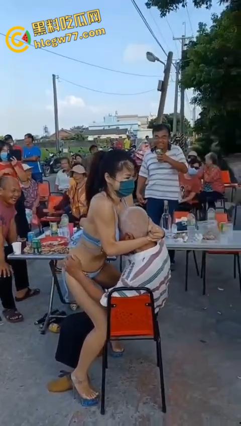 淫乱促销炸裂现场,骚女坐怀磨胸勾老头,道德沦丧爽到喷血!-3