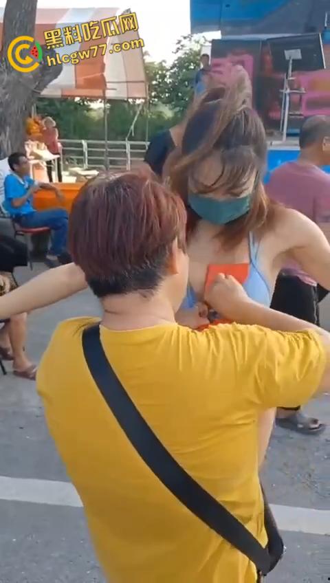 淫乱促销炸裂现场,骚女坐怀磨胸勾老头,道德沦丧爽到喷血!-7