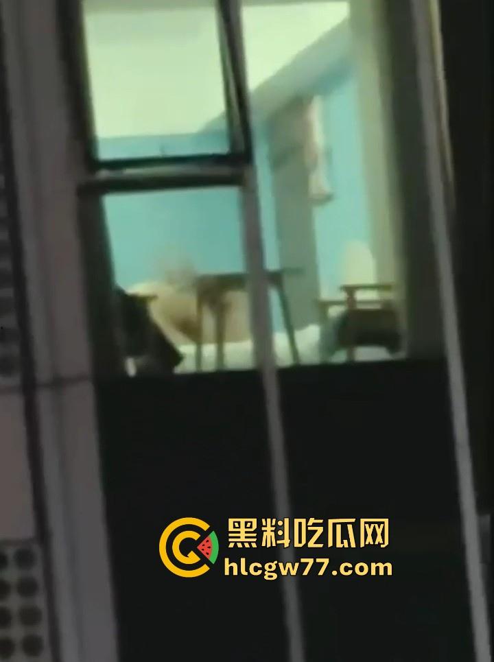 日照安泰国际广场大瓜!情侣做爱不拉窗帘被上千人围观 事后有吃瓜群众直接敲门提醒 现场视频火爆抖音!-3