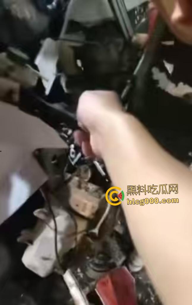 温州轿车化身死神冲撞！店铺崩塌老翁直接血溅断肢，医生来了摸脖子都说没救了！-1