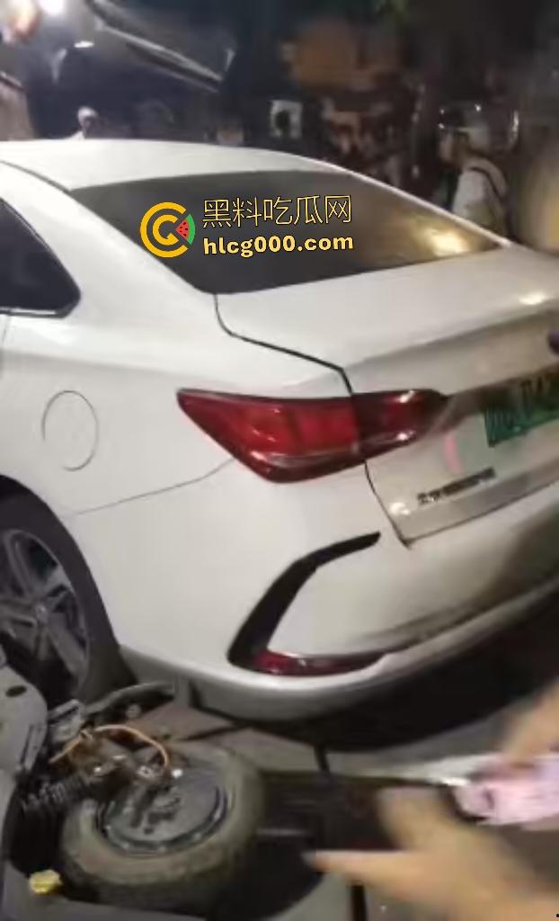 温州轿车化身死神冲撞！店铺崩塌老翁直接血溅断肢，医生来了摸脖子都说没救了！-5