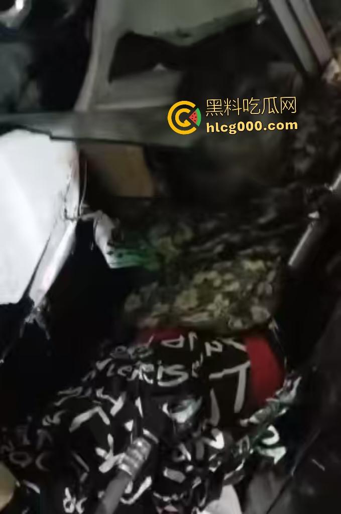 温州轿车化身死神冲撞！店铺崩塌老翁直接血溅断肢，医生来了摸脖子都说没救了！-7