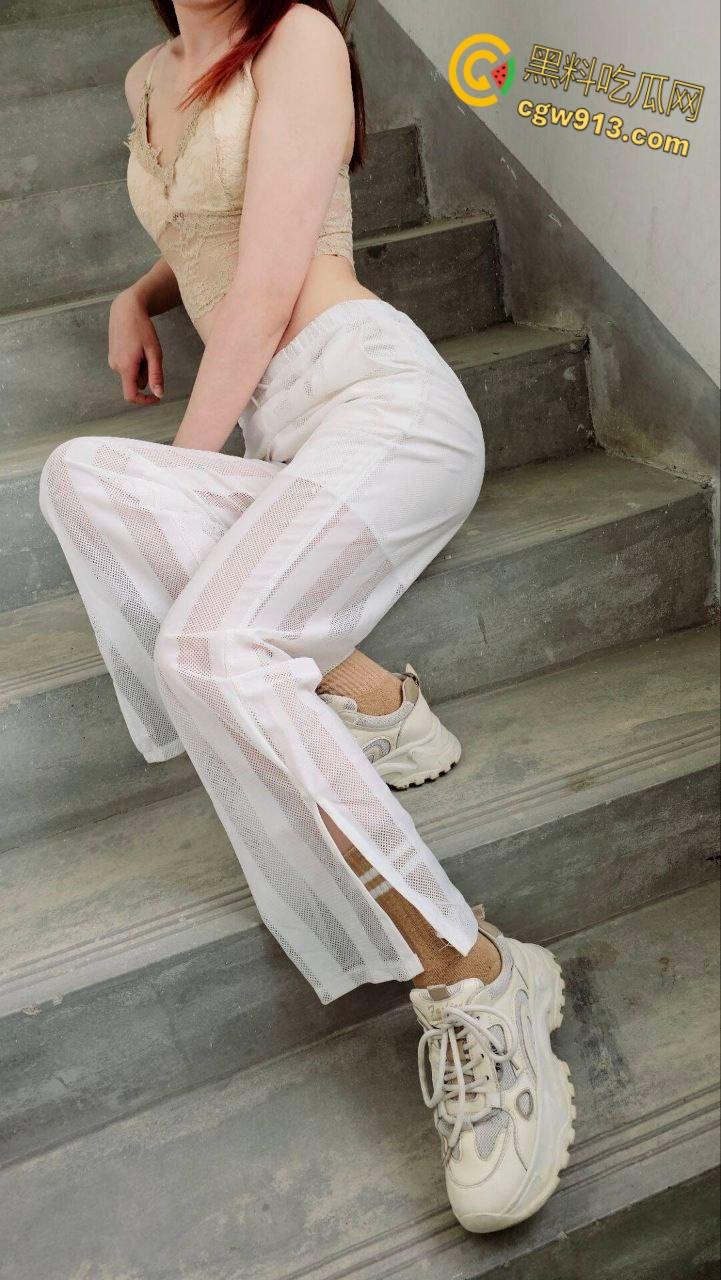 带妹妹回村采槐花,反差妹妹挑逗跪地口交,烂尾楼后入疯狂打桩,中途拔出来淫水直流!-3