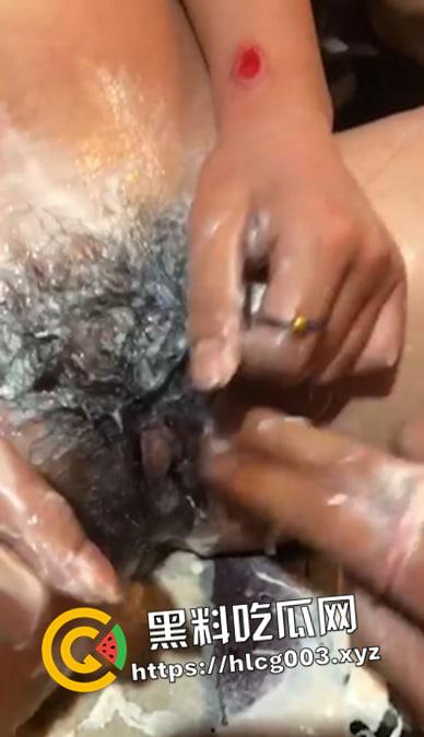 精神小妹酸奶倒进逼里  不自慰就被打 脸和逼都被打肿了 现场视频流出-5