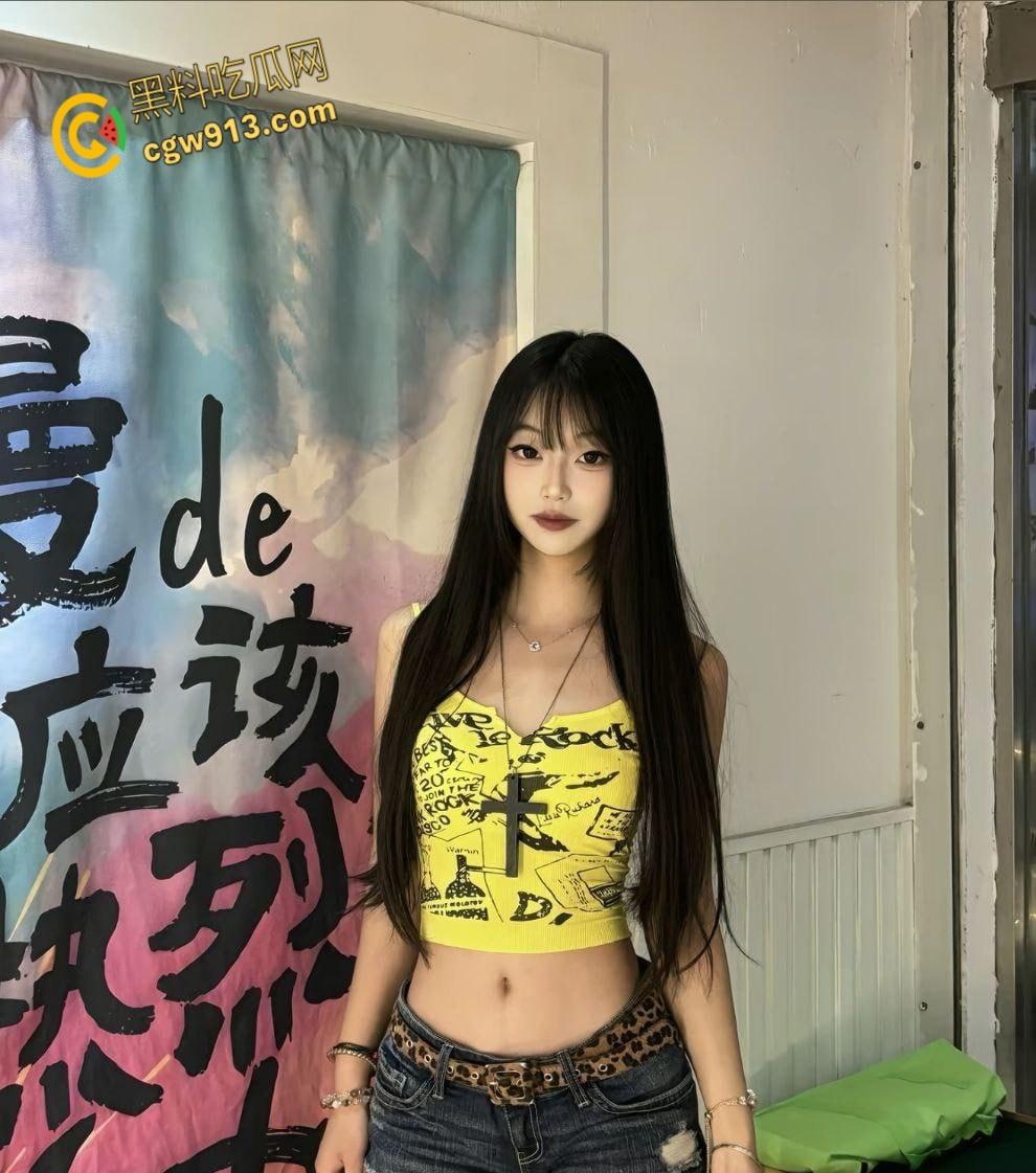 江苏理工大学校花【小蛋挞】 ,被学校富二代包养,穿各种开档黑丝后入挨操,露脸舔屌超反差!-3