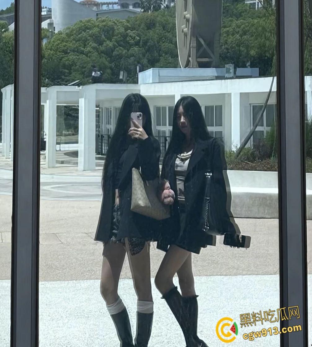 江苏理工大学校花【小蛋挞】 ,被学校富二代包养,穿各种开档黑丝后入挨操,露脸舔屌超反差!-5