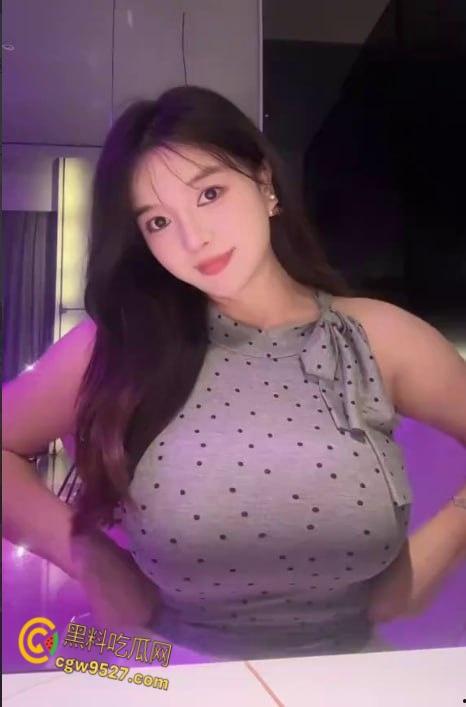 抖音网红【赫本】,和金主金主一对一裸聊,疯狂抚摸傲人巨乳,活像渴望鸡巴的母狗 !-2