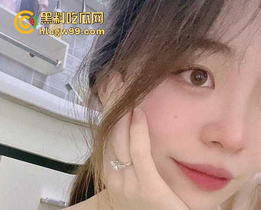 广州大学广告设计的22岁反差学妹【安雯婧】露出私拍福利流出,小穴高清特写,多少舔狗心里的梦中女神!-1