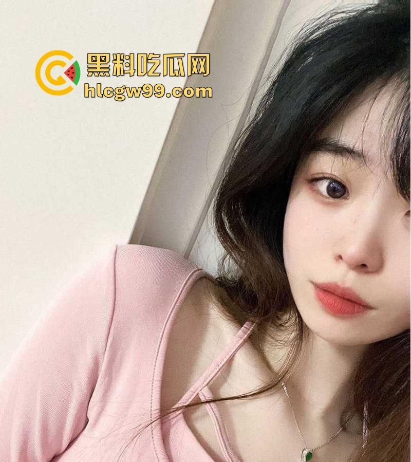 广州大学广告设计的22岁反差学妹【安雯婧】露出私拍福利流出,小穴高清特写,多少舔狗心里的梦中女神!-5