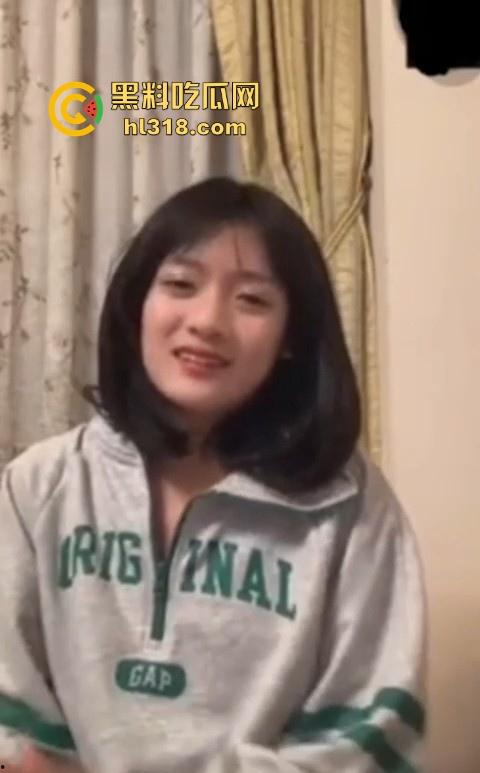 湖南工商职业学院【刘若云】和男友视频裸聊被录屏泄露！粉嫩的逼逼直怼镜头，双指狂扣骚穴！-2