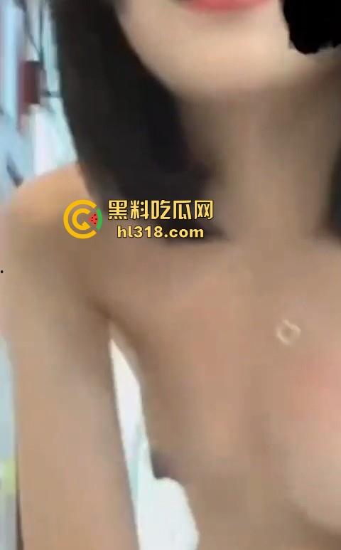 湖南工商职业学院【刘若云】和男友视频裸聊被录屏泄露！粉嫩的逼逼直怼镜头，双指狂扣骚穴！-5