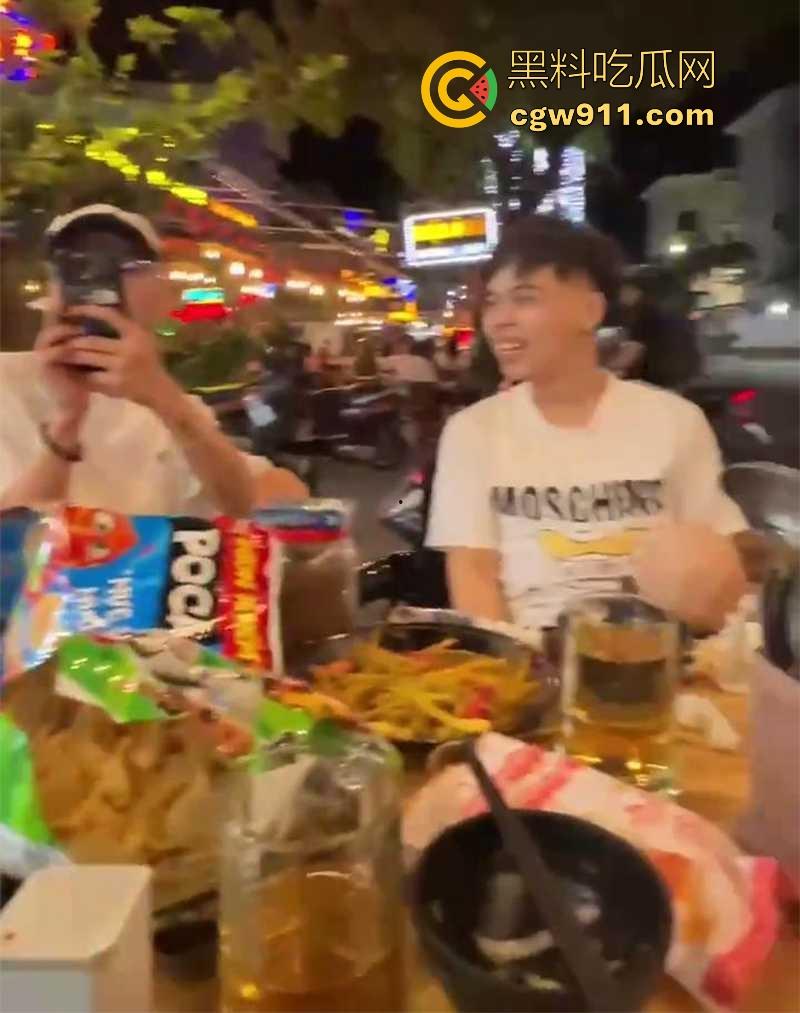 越南岘港街头，深夜惊现野战男女，金发女子大胆尝试当街跪舔黄毛大屌，连撸带吸玩深喉，真会玩 ！-1