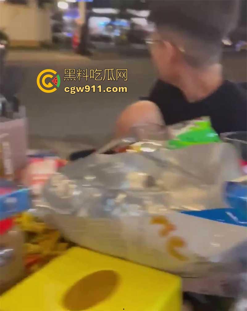 越南岘港街头，深夜惊现野战男女，金发女子大胆尝试当街跪舔黄毛大屌，连撸带吸玩深喉，真会玩 ！-2