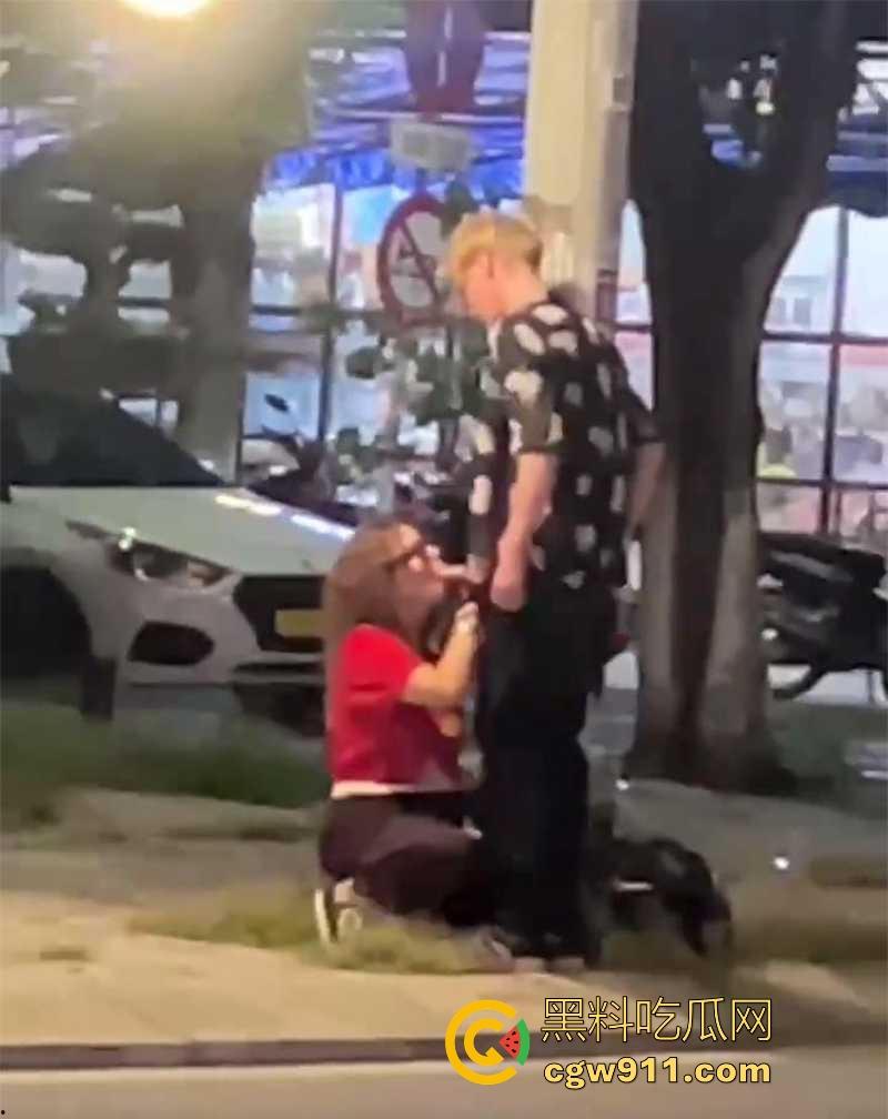 越南岘港街头，深夜惊现野战男女，金发女子大胆尝试当街跪舔黄毛大屌，连撸带吸玩深喉，真会玩 ！-7